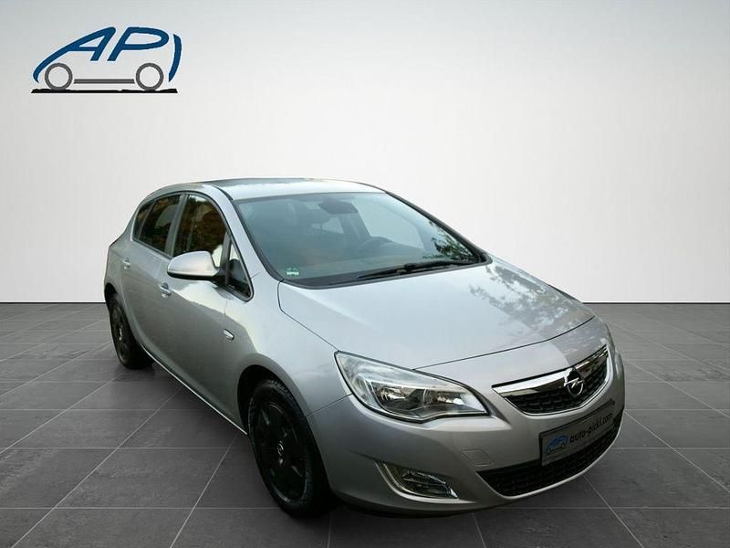 Gebraucht Opel Astra Edition 116 PS (85 kW) 2011 Silber Limousine