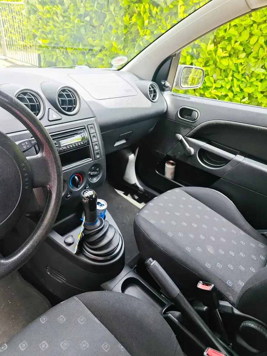 Gebraucht Ford Fiesta 60 PS (44 kW) 2004 Silber Kleinwagen