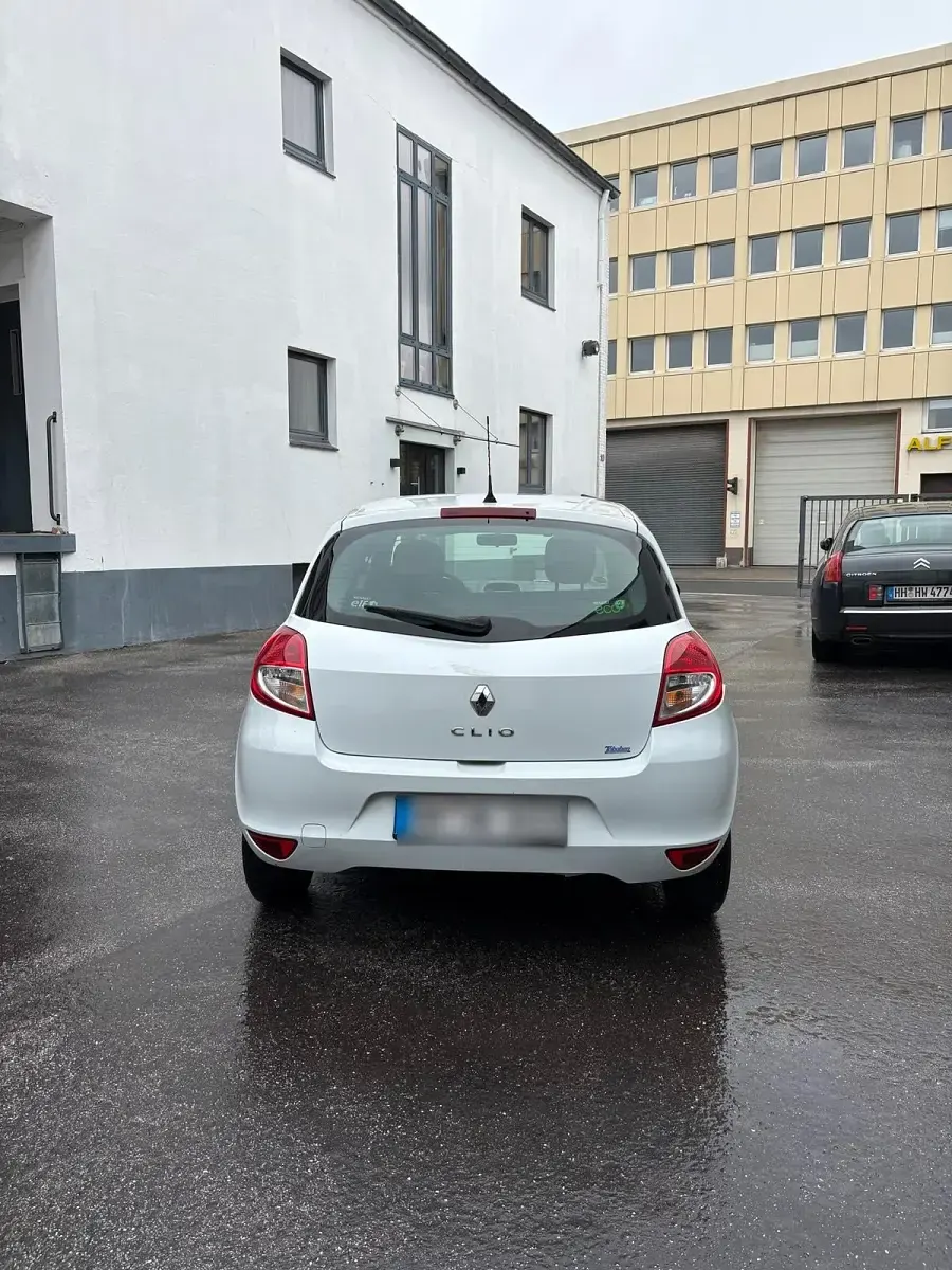 Gebraucht Renault Clio II 75 PS (55 kW) 2011 Weiß Limousine
