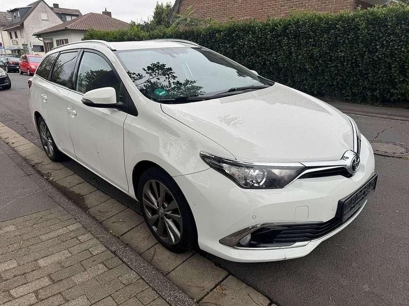 Super white 2 Gebraucht 2015 Toyota Auris Touring Sports Kombi | 6.299 € (Superpreis) - Bild 1/4