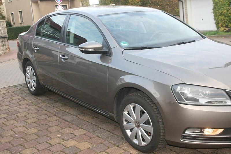 Braun Gebraucht 2012 VW Passat Limousine | 5.500 € (Guter Preis) - Bild 1/4