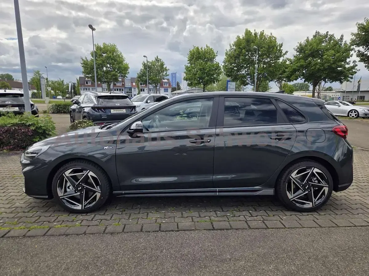 Neu Hyundai i30 GO! 150 PS (110 kW) 2026 Cypress green Limousine