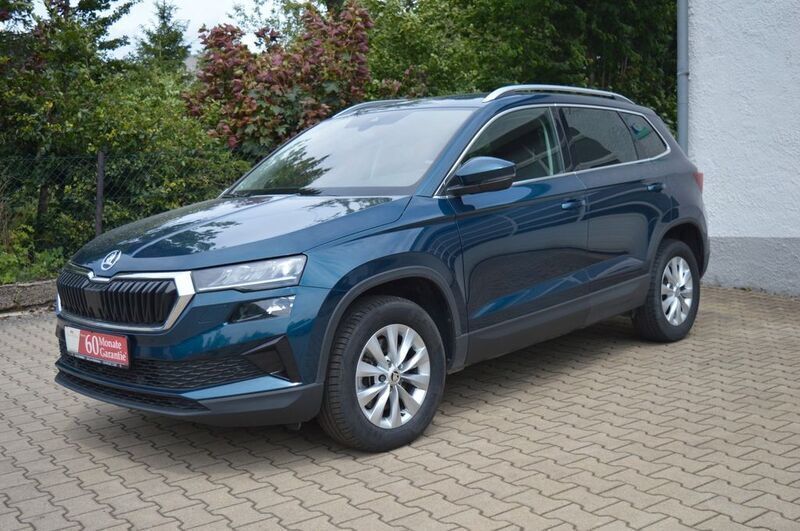 Lavablau metallic Gebraucht 2023 Skoda Karoq Ambition SUV | 27.490 € (Guter Preis) - Bild 1/4