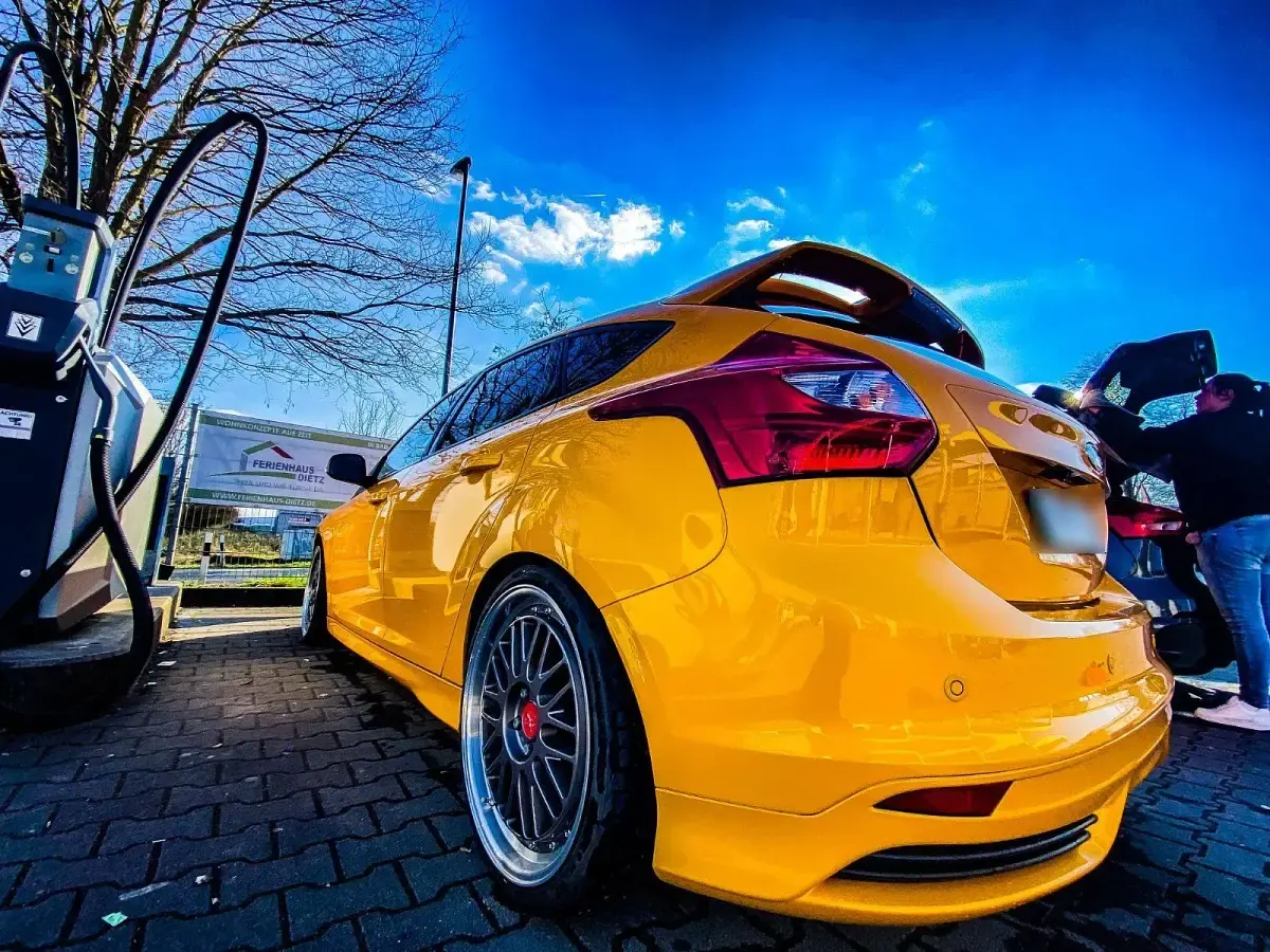 Gebraucht Ford Focus Sport 250 PS (183 kW) 2013 Gelb Limousine