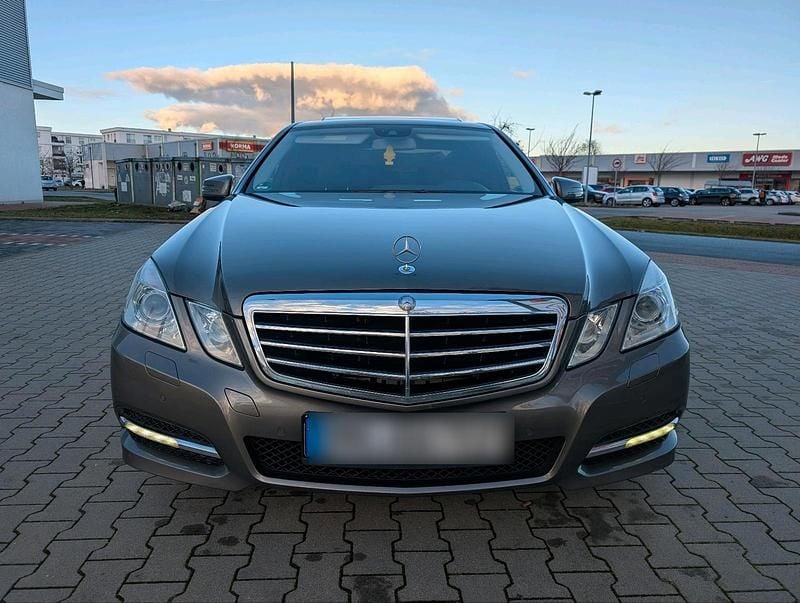 Gebraucht Mercedes E200 Avantgarde 136 PS (100 kW) 2011 Braun Limousine