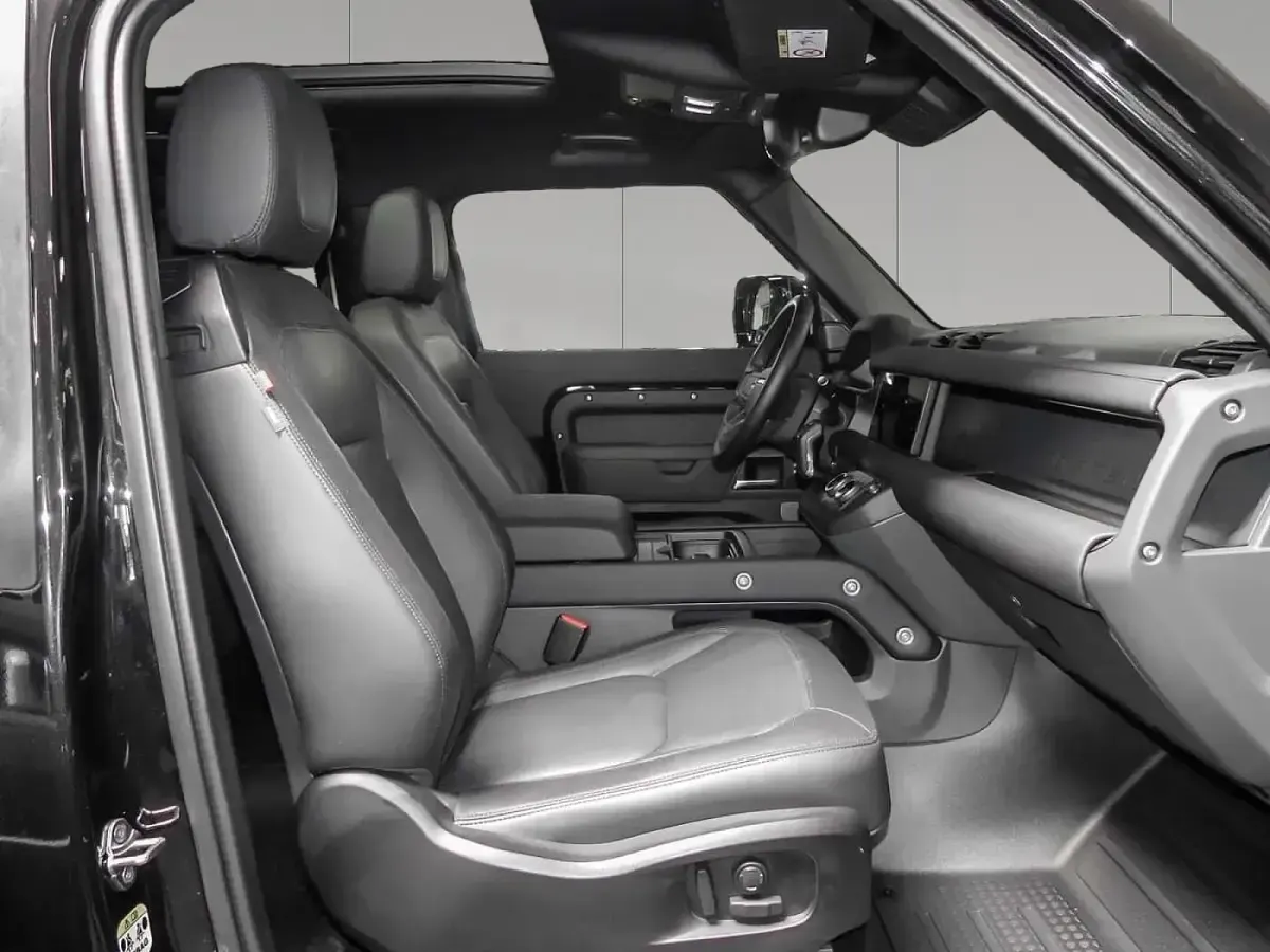 Gebraucht Land Rover Defender SE Dynamic 252 PS (185 kW) 2023 Santorini black SUV