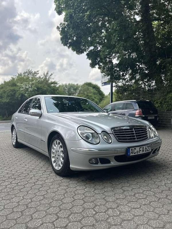 Grau Gebraucht 2005 Mercedes E220 Limousine | 4.000 € (Fairer Preis) - Bild 1/4