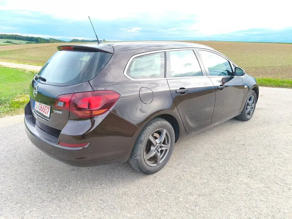 Gebraucht Opel Astra 179 PS (131 kW) 2012 Braun Limousine