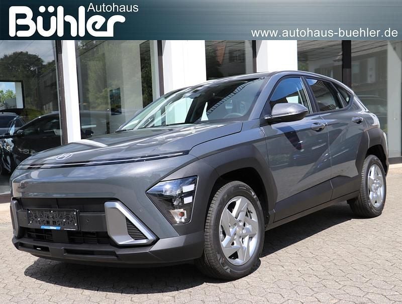 Amazon grey metallic Neu 2025 Hyundai Kona Select SUV | 24.750 € (Superpreis) - Bild 1/4