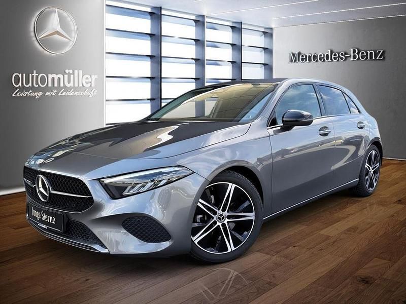 Grau Gebraucht 2024 Mercedes A180 Night Limousine | 27.320 € (Superpreis) - Bild 1/3