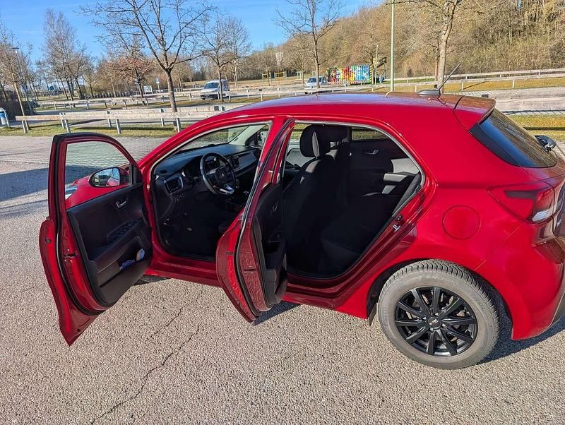 Gebraucht Kia Rio DREAM-TEAM Edition 101 PS (74 kW) 2018 Rot Limousine