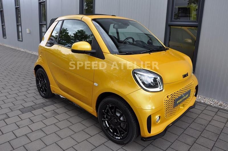 Gelb Gebraucht 2021 Smart ForTwo Electric Drive Brabus Cabrio | 19.990 € (Teuer) - Bild 1/4