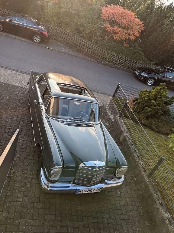 Grau Gebraucht 1964 Mercedes W111 Limousine | 14.500 € - Bild 1/4