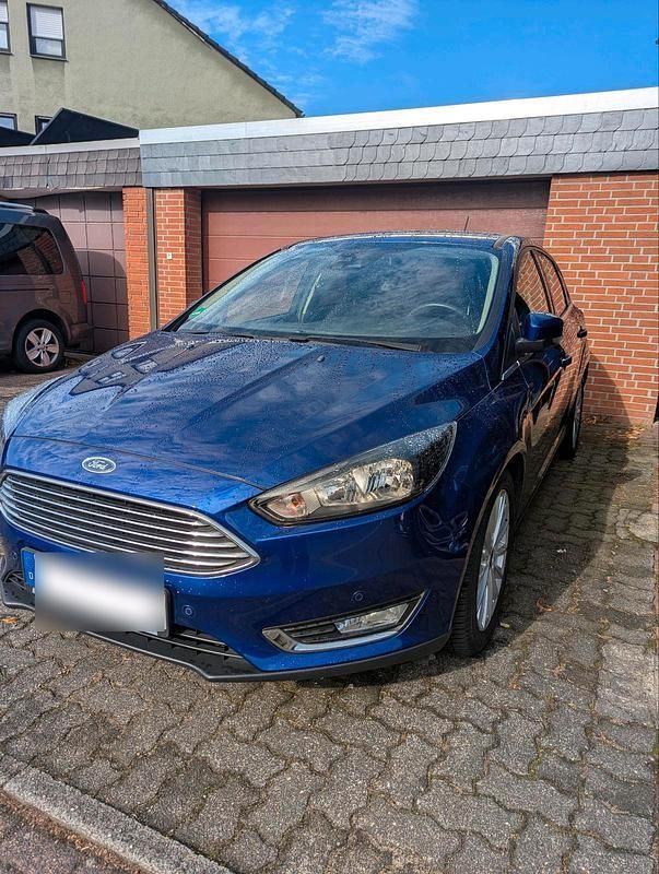 Blau Gebraucht 2018 Ford Focus Titanium Limousine | 8.600 € (Superpreis) - Bild 1/4