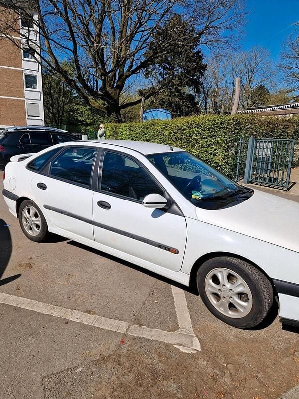 Używany Renault Laguna 84 KM (61 kW) 1997 Biały Sedan/Limuzyna
