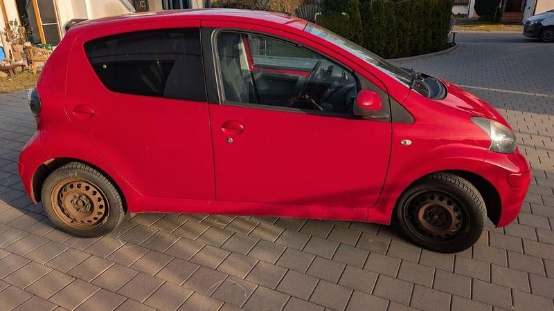 Gebraucht Toyota Aygo Edition 68 PS (50 kW) 2011 Rot Kleinwagen
