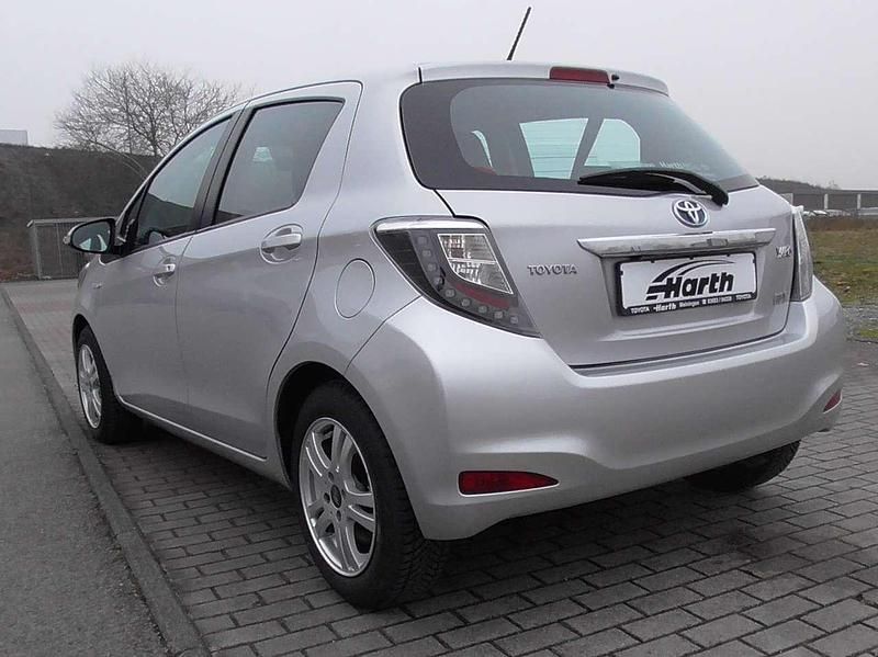 Gebraucht Toyota Yaris Hybrid 75 PS (55 kW) 2013 Silver metallic Kleinwagen