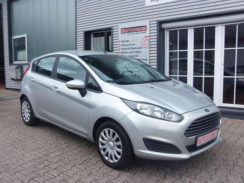 Polarsilber metallic Gebraucht 2014 Ford Fiesta Trend Kleinwagen | 5.700 € (Fairer Preis) - Bild 1/4