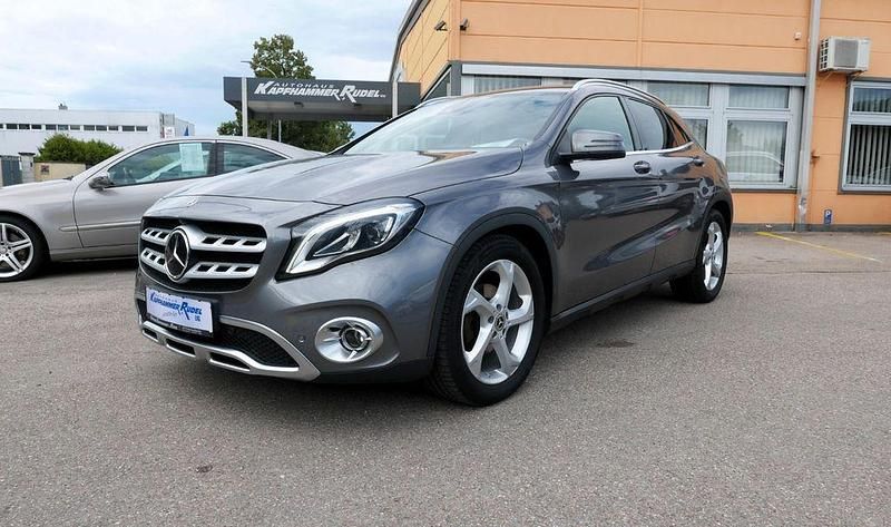 Grau Gebraucht 2018 Mercedes GLA200 Urban SUV | 19.950 € (Fairer Preis) - Bild 1/4