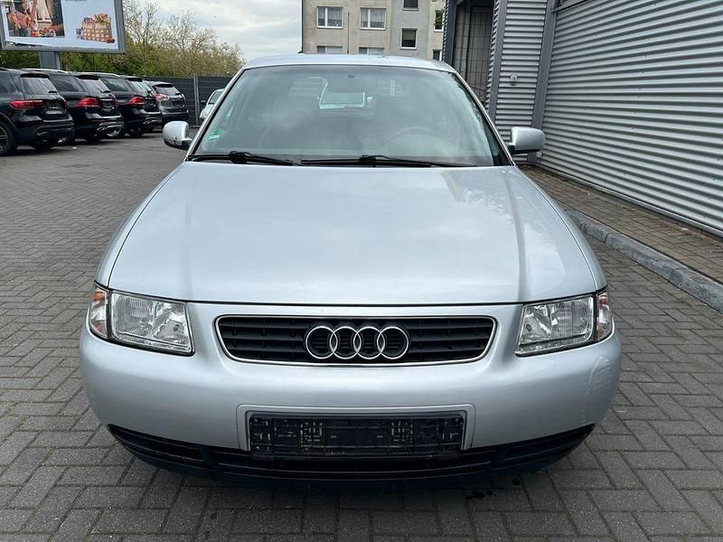 Second-hand Audi A3 Ambiente 101 CP (74 kW) 2000 Argintiu Hatchback
