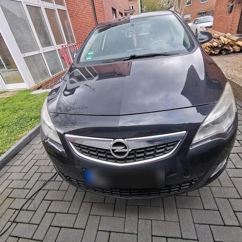 Gebraucht Opel Astra 140 PS (102 kW) 2012 Schwarz Limousine