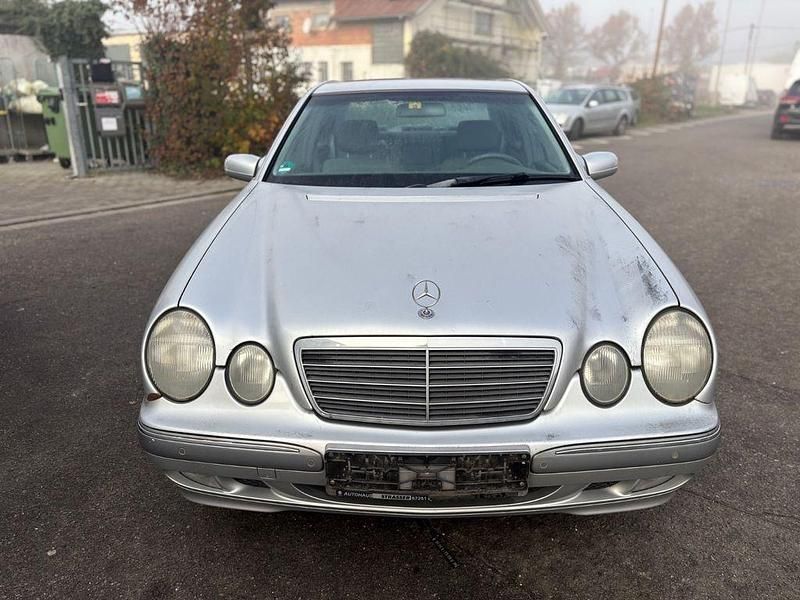 Silber Gebraucht 2001 Mercedes E240 Elegance Limousine | 1.999 € (Superpreis) - Bild 1/4