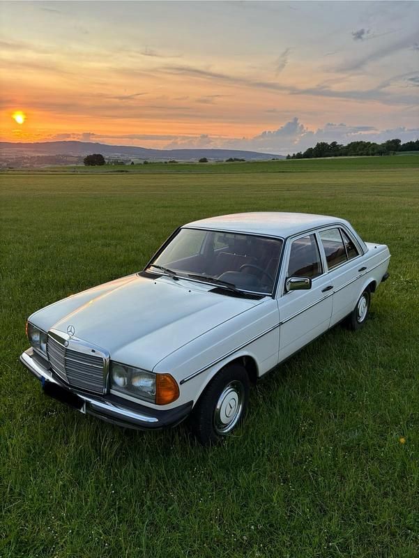 Weiß Gebraucht 1984 Mercedes 200 Limousine | 8.600 € - Bild 1/4