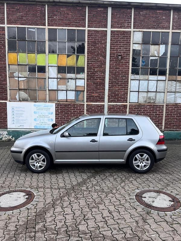 Grau Gebraucht 2002 VW Golf IV Limousine | 2.900 € (Teuer) - Bild 1/4