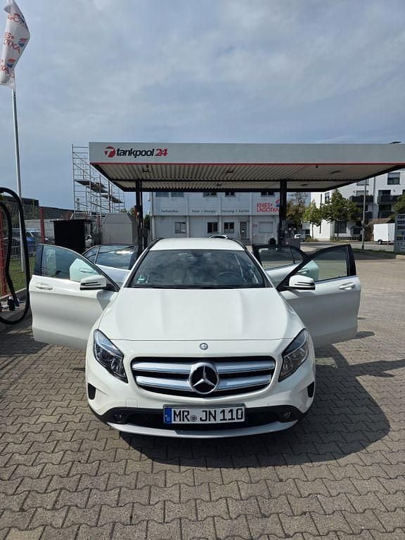 Weiß Gebraucht 2014 Mercedes GLA200 Style SUV | 14.300 € (Guter Preis) - Bild 1/4