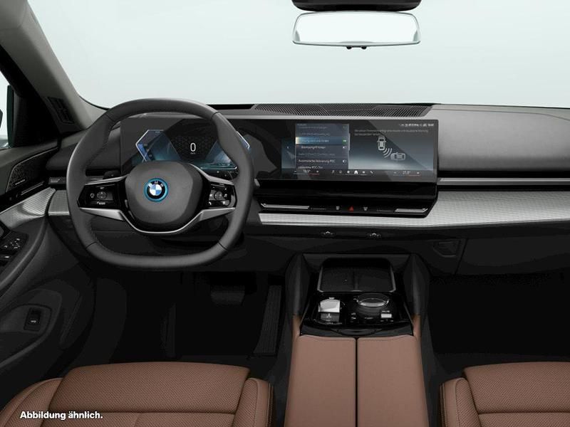 Gebraucht BMW 550e 489 PS (359 kW) 2025 Grau Limousine