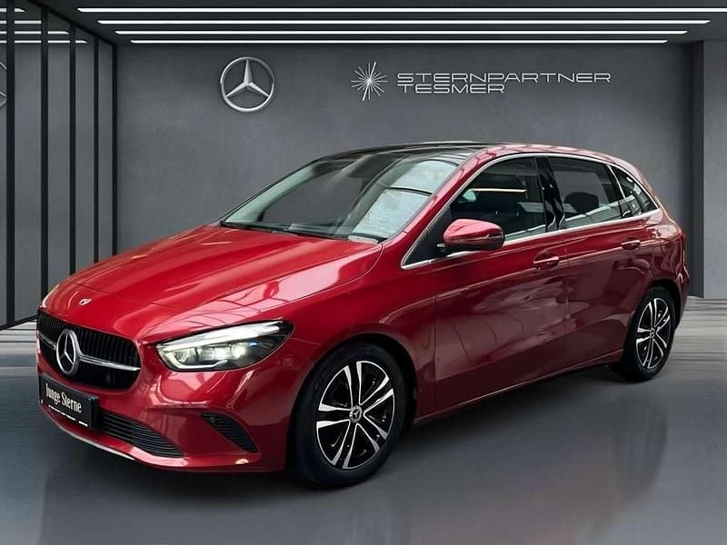 Rot Gebraucht 2023 Mercedes B200 Progressive Van / Kleinbus | 25.890 € (Fairer Preis) - Bild 1/3