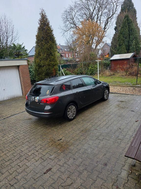 Gebraucht Opel Astra Edition 101 PS (74 kW) 2012 Andere farben Kombi