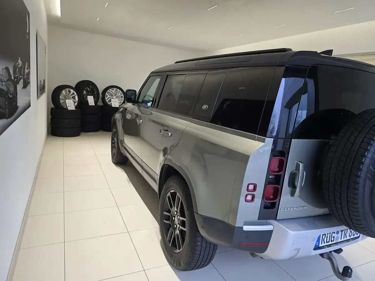 Gebraucht Land Rover Defender SE 249 PS (183 kW) 2021 Grün SUV