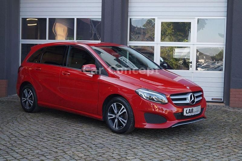 Rot Gebraucht 2016 Mercedes B220 Van / Kleinbus | 17.490 € (Fairer Preis) - Bild 1/4