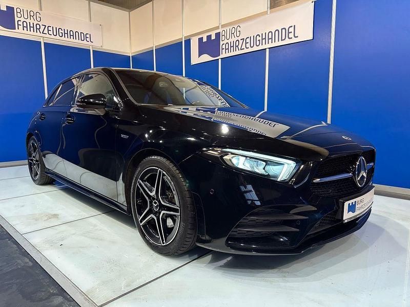 Schwarz Gebraucht 2020 Mercedes A220 AMG line Limousine | 26.990 € (Fairer Preis) - Bild 1/4