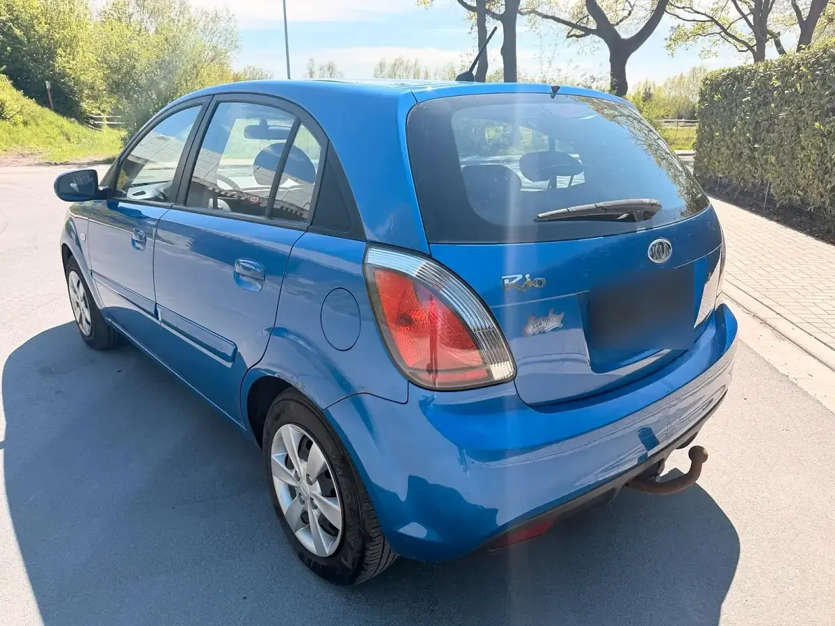 Usata Kia Rio 97 CV (71 kW) 2009 Blu Berlina