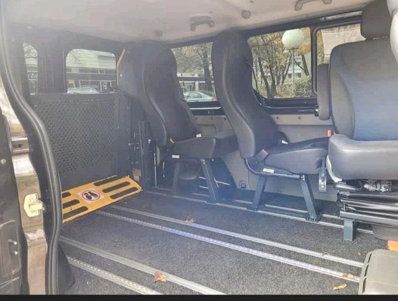 Schwarz Gebraucht 2015 Renault Traffic Van / Kleinbus | 19.900 € - Bild 1/4