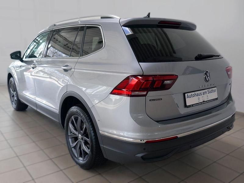 Gebraucht VW Tiguan Allspace Move 200 PS (147 kW) 2023 Pyritsilber metallic SUV