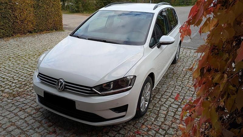 Weiß Gebraucht 2016 VW Golf Sportsvan Comfortline Van / Kleinbus | 9.900 € (Superpreis) - Bild 1/4