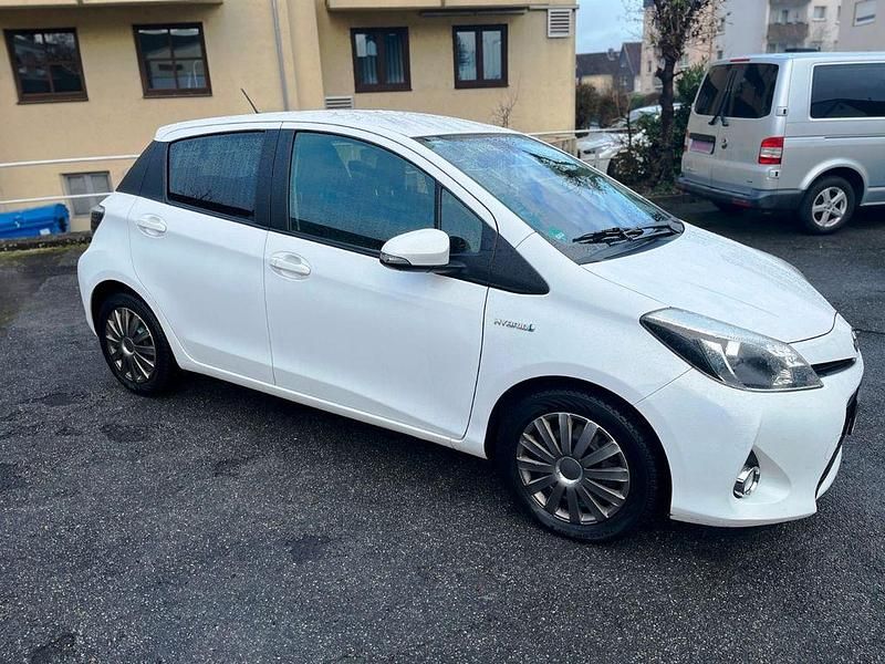 Gebraucht Toyota Yaris Hybrid Edition 75 PS (55 kW) 2014 Super white 2 Kleinwagen