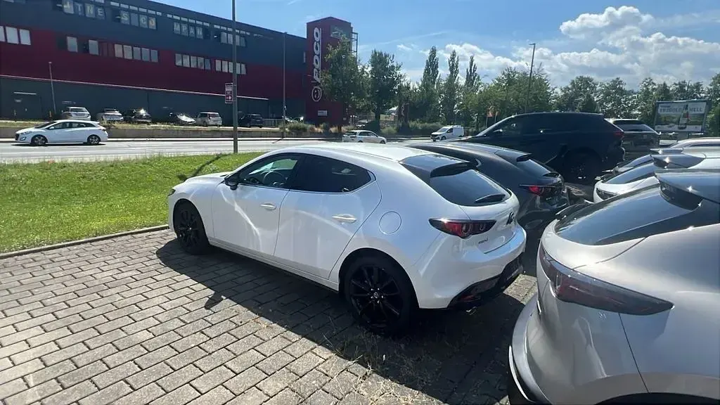 Neu Mazda 3 Nagisa 140 PS (102 kW) 2026 Snowflake white pearl Limousine