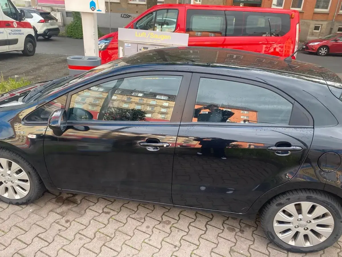 Gebraucht Kia Rio 109 PS (80 kW) 2012 Schwarz Kleinwagen