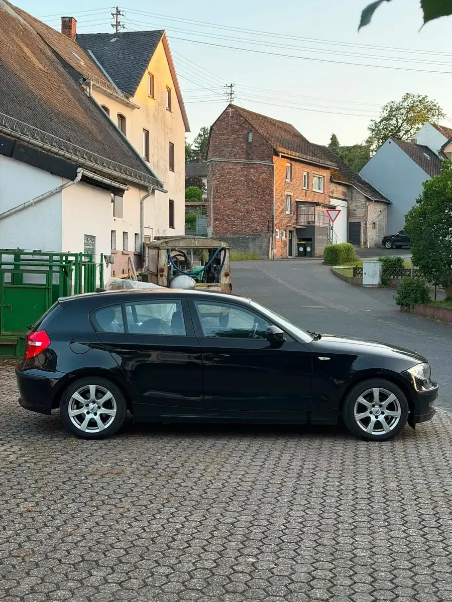 Gebraucht BMW 116 122 PS (89 kW) 2010 Schwarz Kleinwagen
