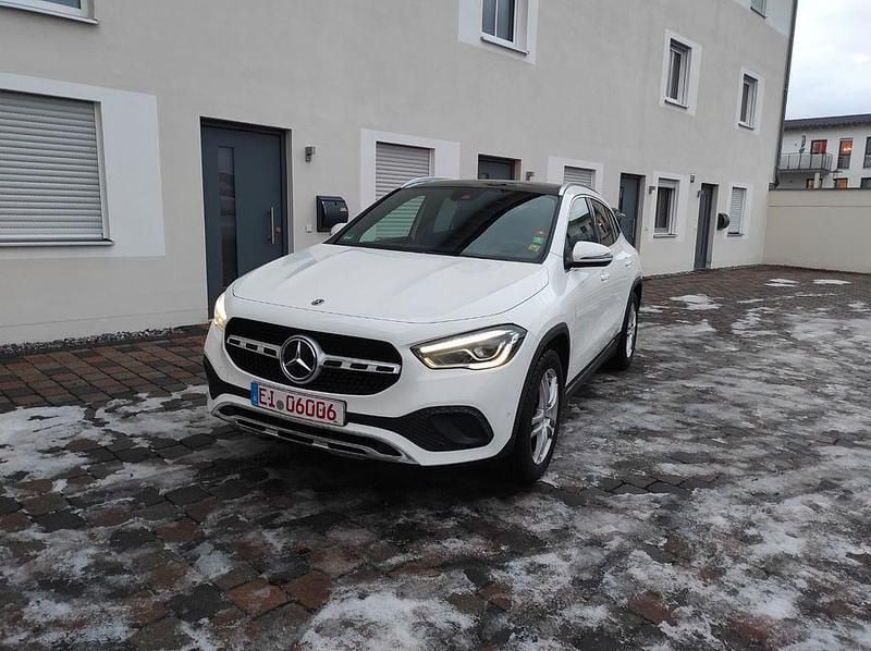 Weiß Gebraucht 2021 Mercedes GLA180 SUV | 18.900 € (Fairer Preis) - Bild 1/4