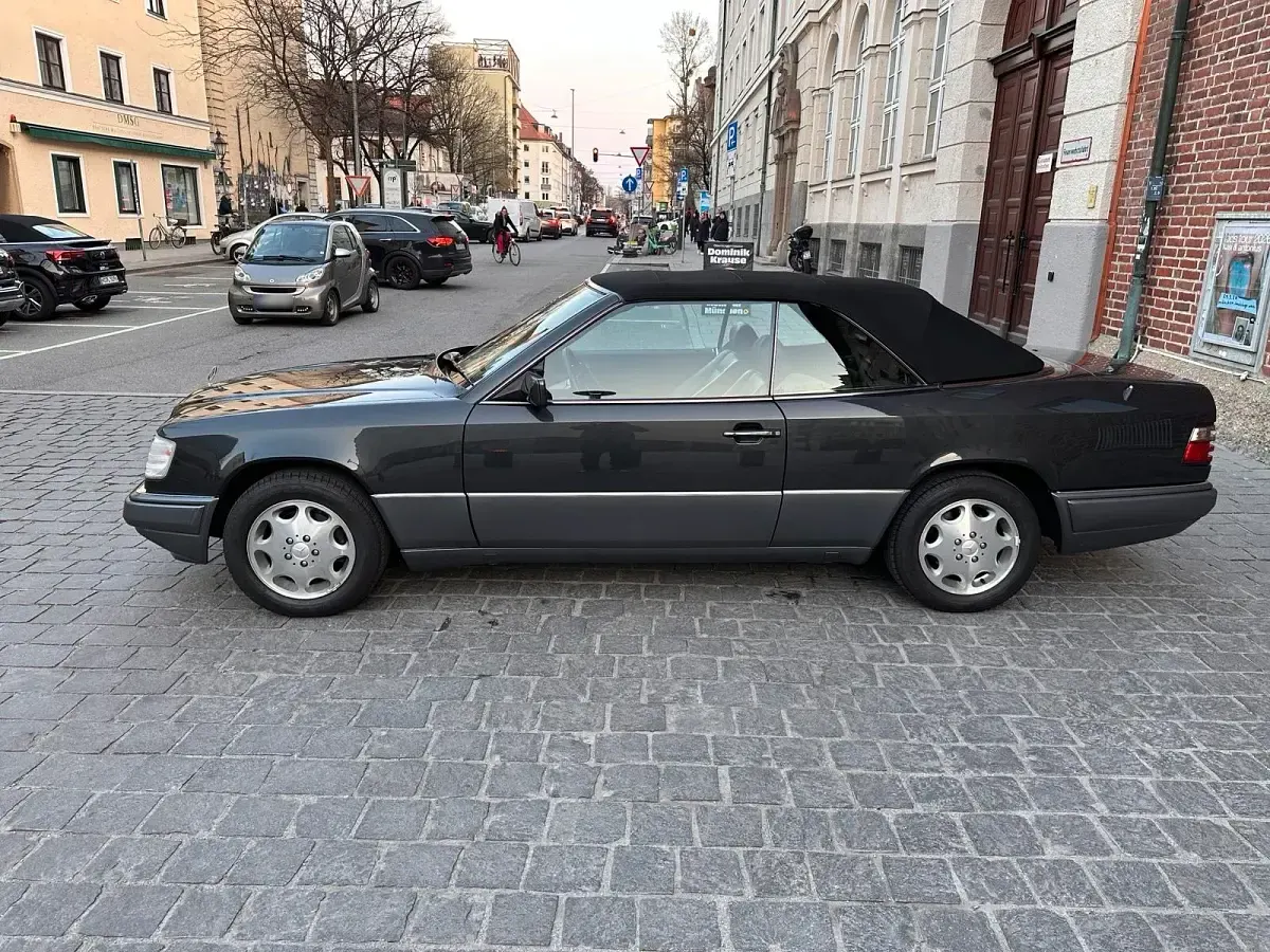 Gebraucht Mercedes 220 150 PS (110 kW) 1995 Schwarz Cabrio