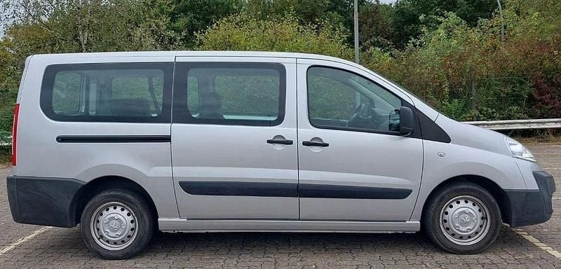 Silber Gebraucht 2014 Peugeot TePee Van / Kleinbus | 11.998 € - Bild 1/4