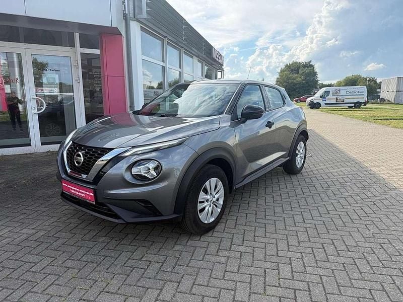 Gun metallic (m) Gebraucht 2022 Nissan Juke Visia SUV | 15.990 € (Guter Preis) - Bild 1/4