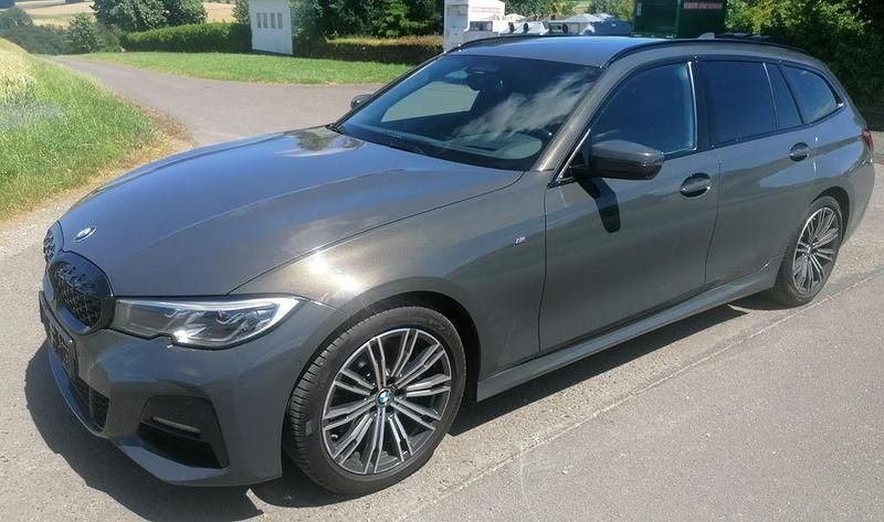Grau Gebraucht 2019 BMW 320 M Sport Limousine | 29.590 € (Fairer Preis) - Bild 1/4