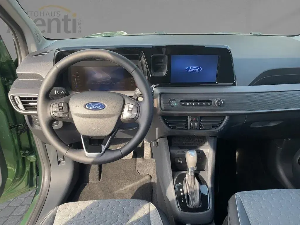 Neu Ford Tourneo Courier Titanium 125 PS (91 kW) 2026 Grün Van / Kleinbus