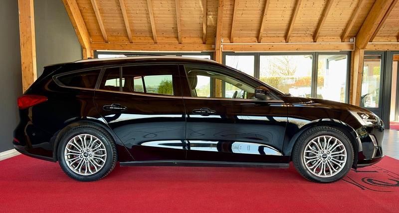 Gebraucht Ford Focus Titanium 125 PS (91 kW) 2019 Schwarz Kombi